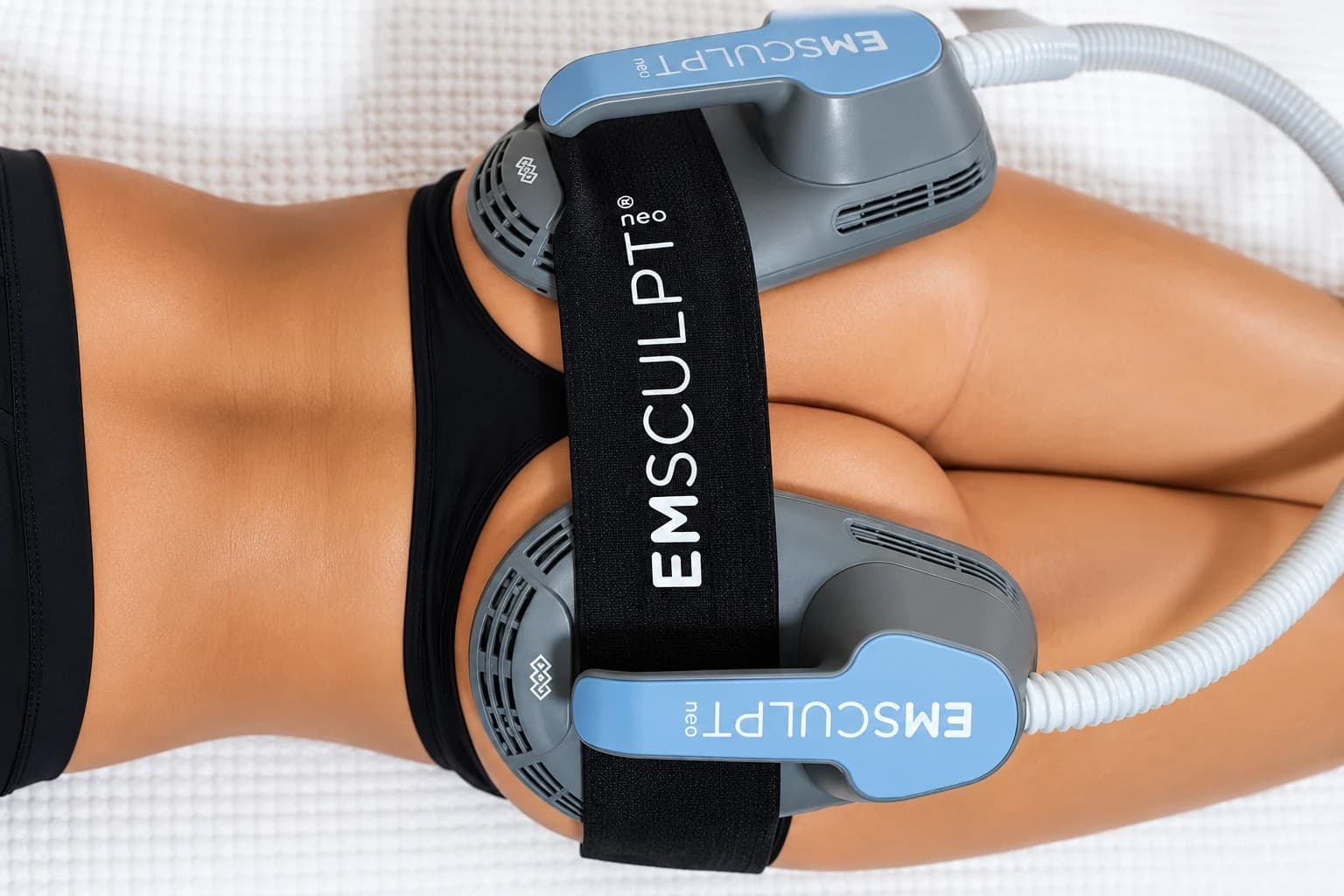 Emsculpt Neo dual applicator on the abdomen and love handles
